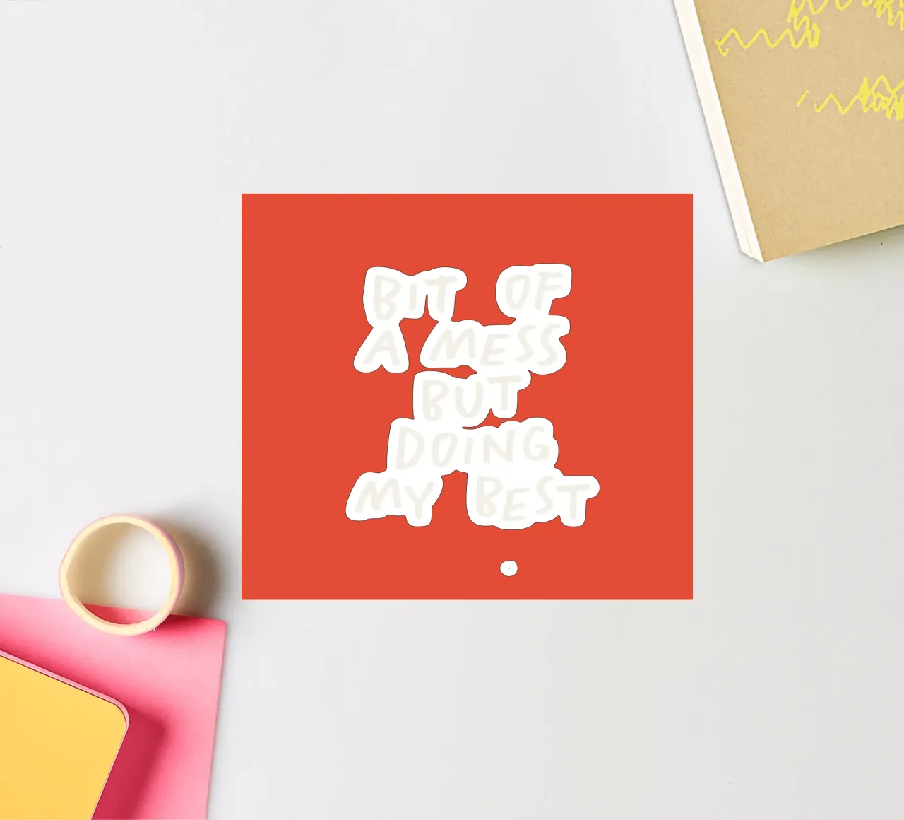 Un peu de désordre mais je fais de mon mieux Typographie Imprimé Rouge Blanc autocollant de THE MOTIVATED TYPE