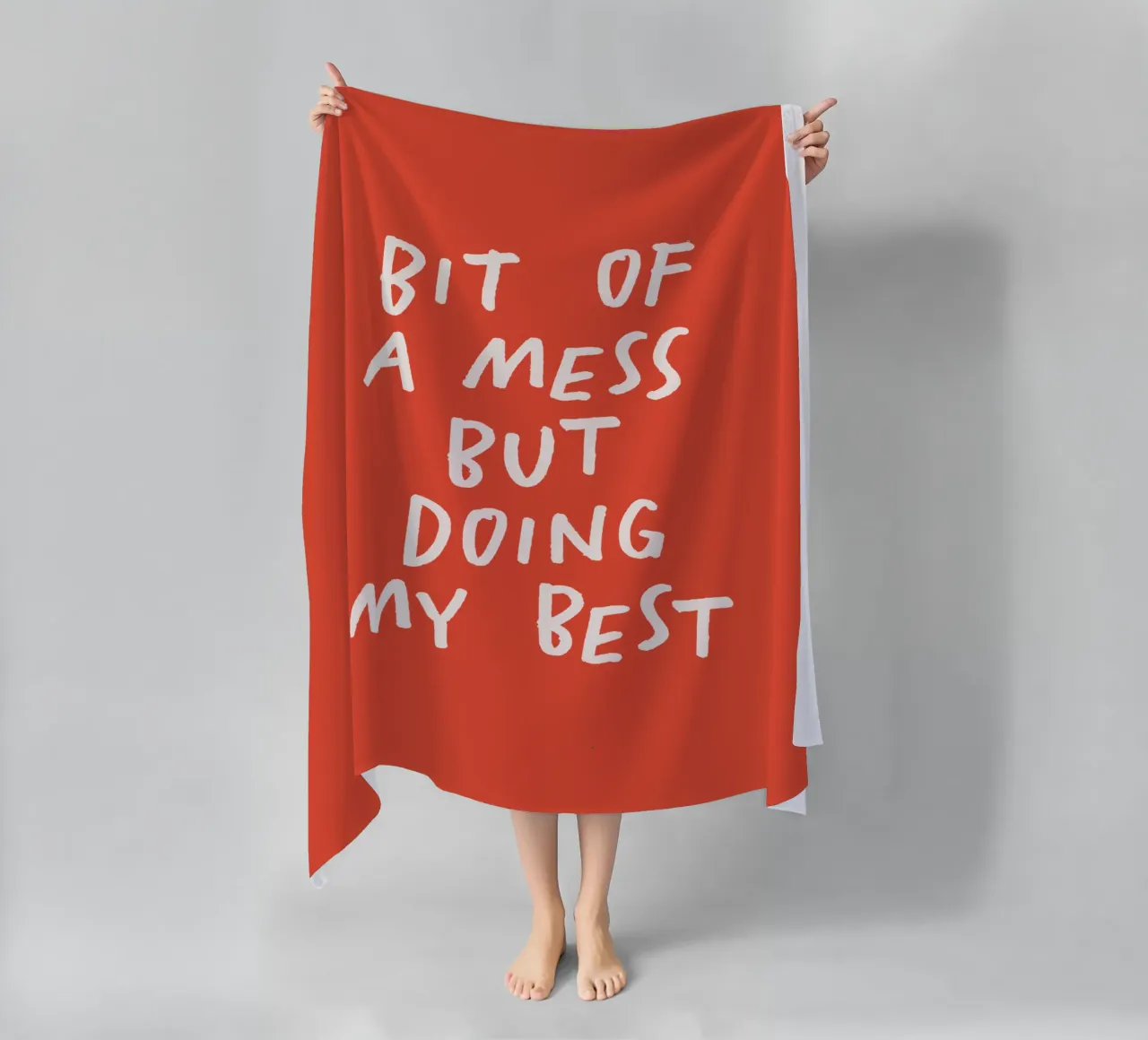 Un peu de désordre mais je fais de mon mieux Typographie Imprimé Rouge Blanc serviette de plage de THE MOTIVATED TYPE