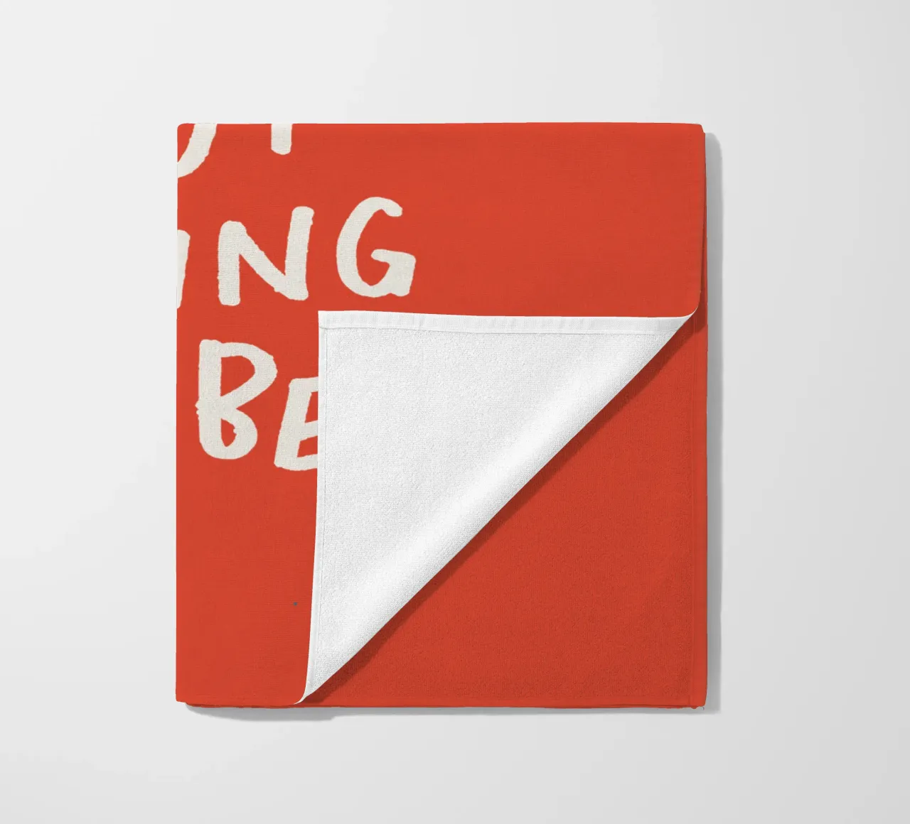 Un peu de désordre mais je fais de mon mieux Typographie Imprimé Rouge Blanc serviette de plage de THE MOTIVATED TYPE
