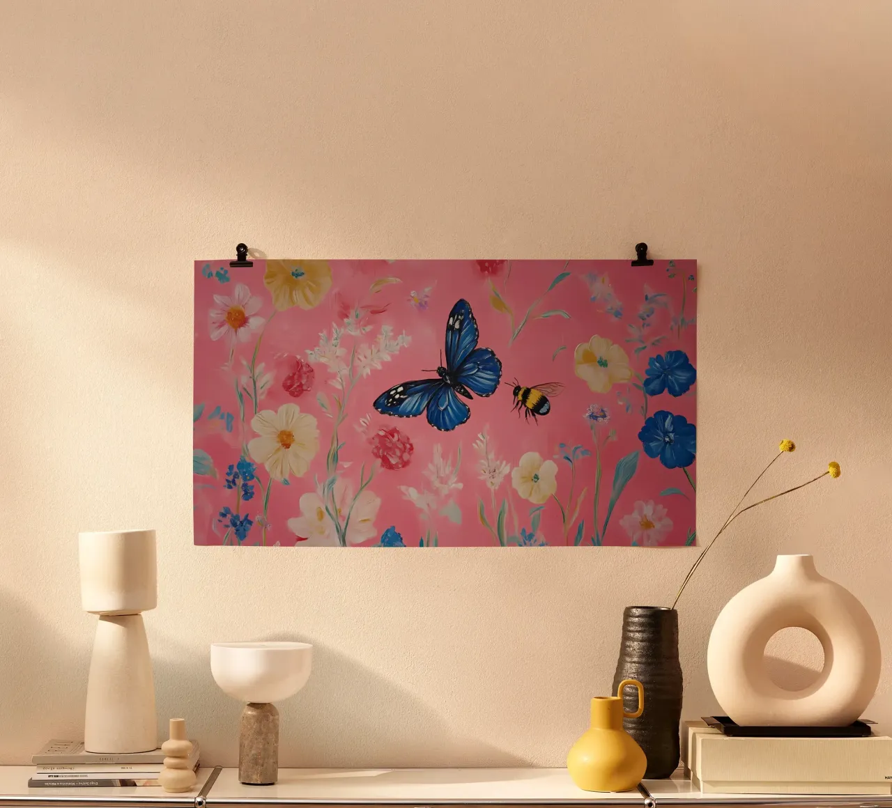 Farfalla e calabrone blu - Arte floreale del giardino rosa poster da ClubArt