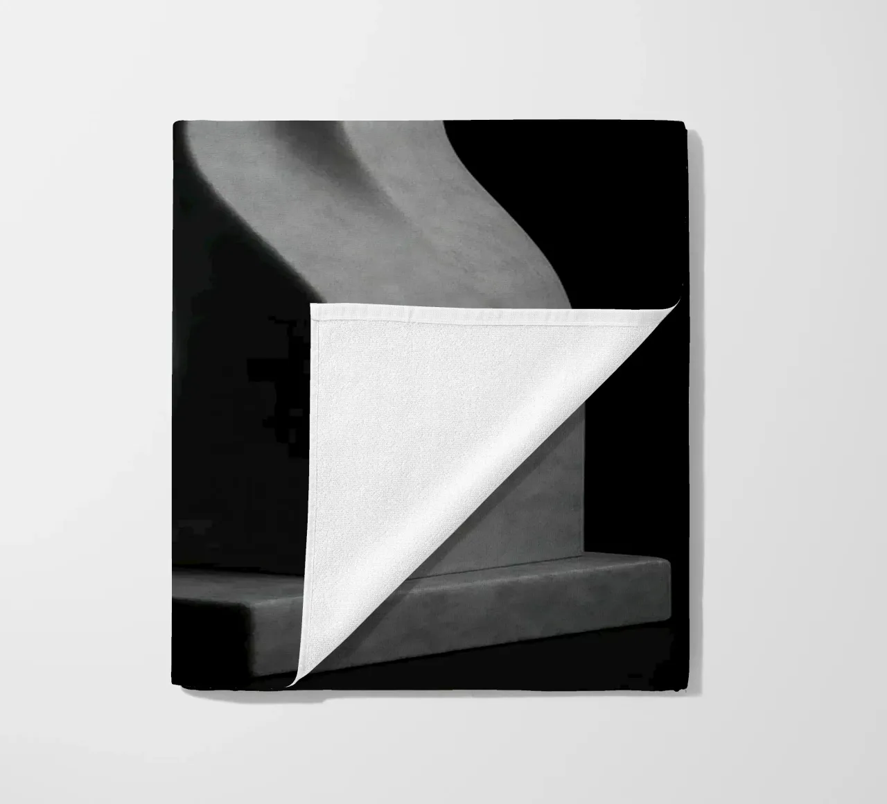 Scultura verticale - Vibrazioni geometriche telo mare da Black & White