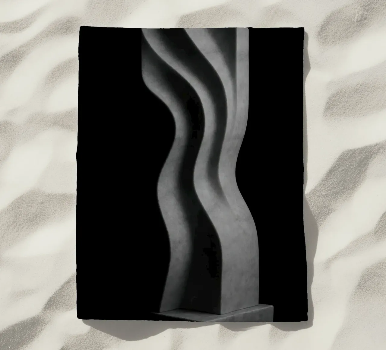 Scultura verticale - Vibrazioni geometriche telo mare da Black & White