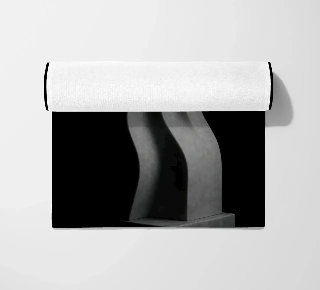 Scultura verticale - Vibrazioni geometriche telo mare da Black & White