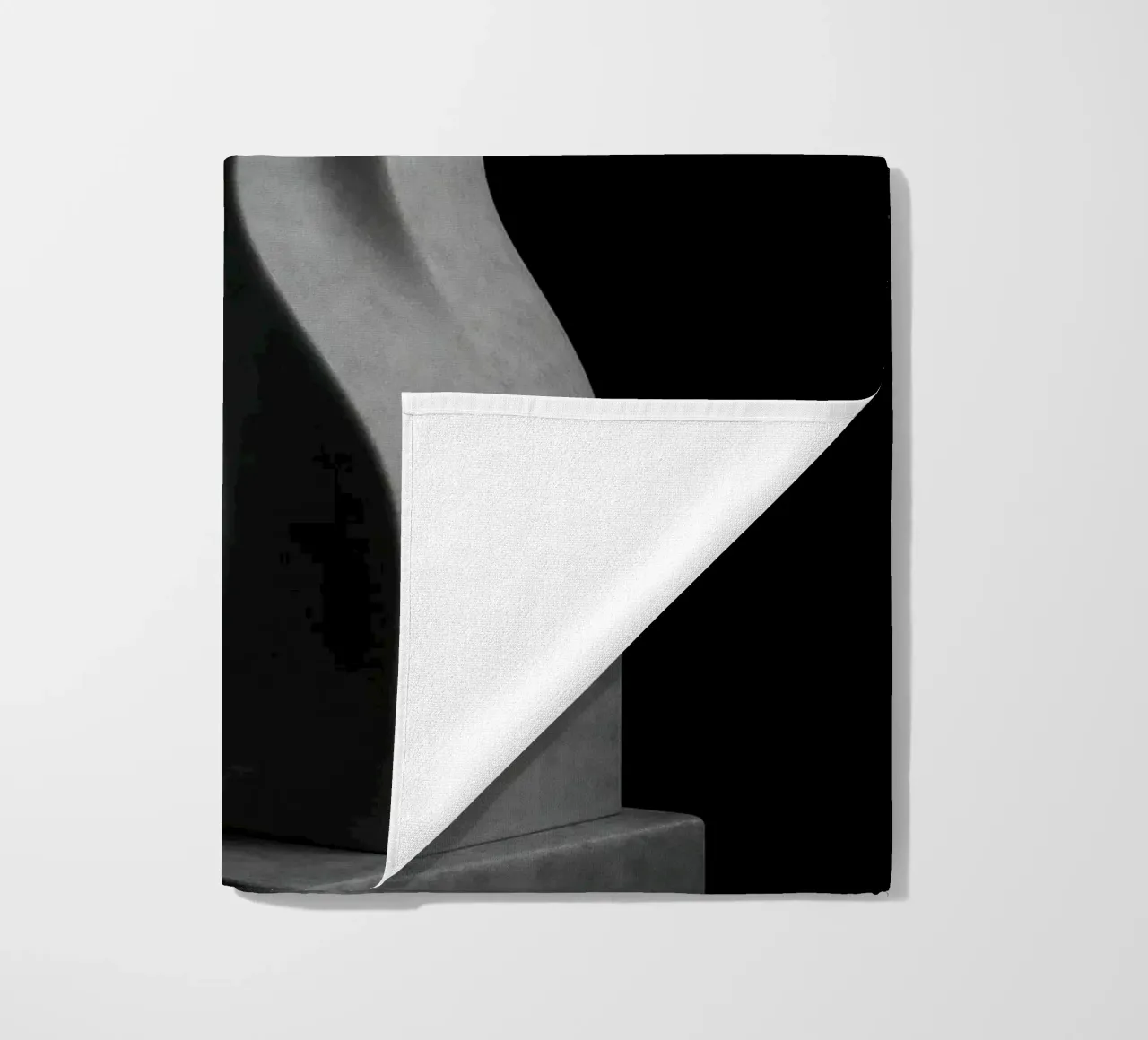 Scultura verticale - Vibrazioni geometriche telo mare da Black & White