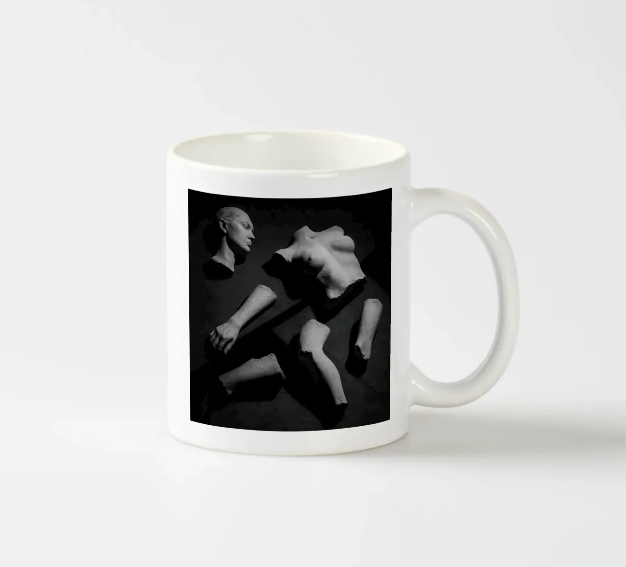 Fragmente einer Anatomie - Poetik des gebrochenen Körpers Keramik Tasse von Black & White