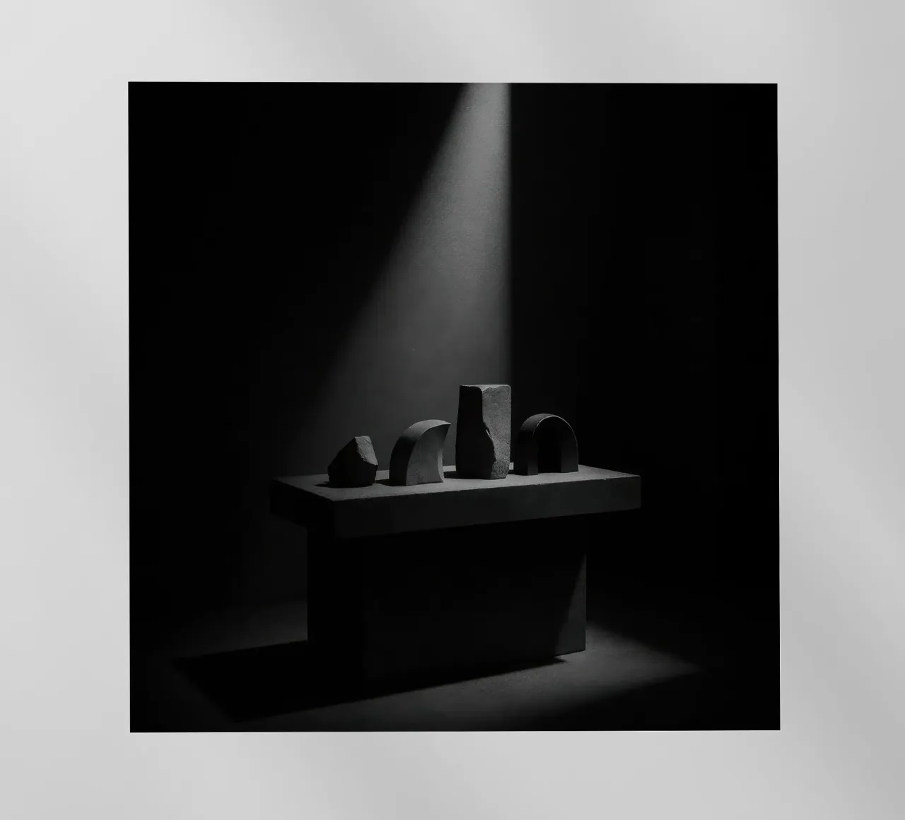 Altare del silenzio - Sculture primitive pellicola backlit da Black & White
