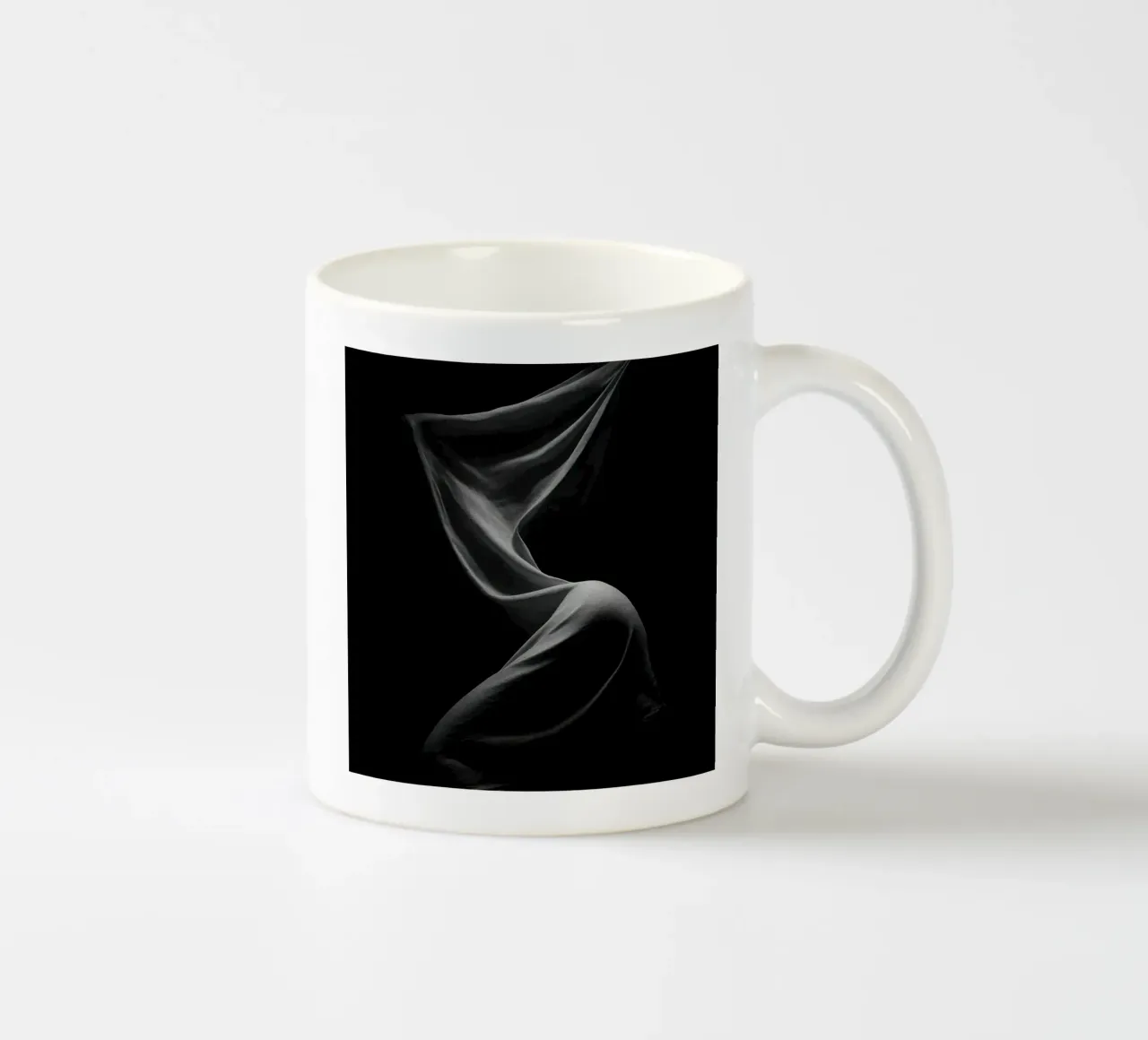 Danse du drapé - Tessuto sospeso tazza in ceramica da Black & White