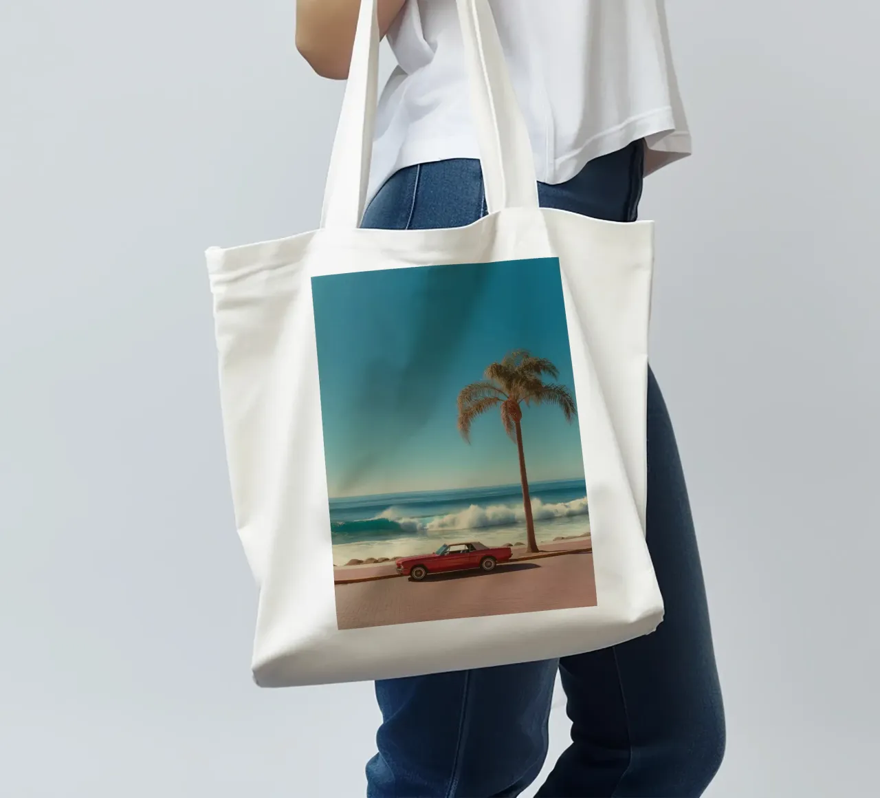 Scena di spiaggia con auto rossa e palma borsa in juta da Indigo Tides Art