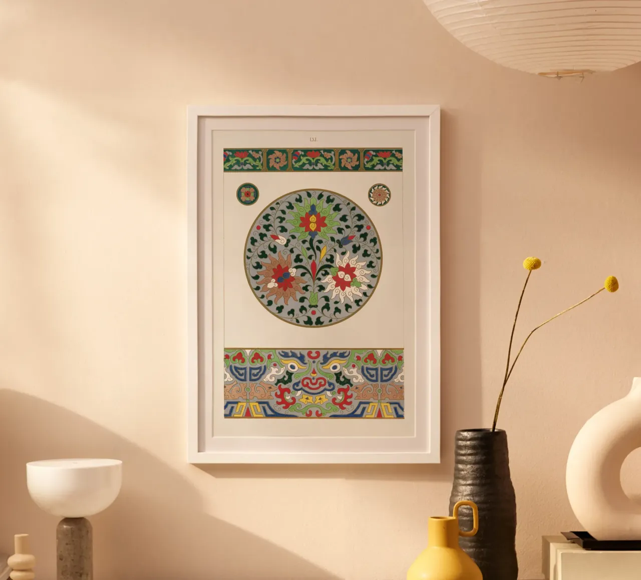 Stampa circolare cinese di ornamenti floreali e draghi poster con telaio in plastica da ClubArt