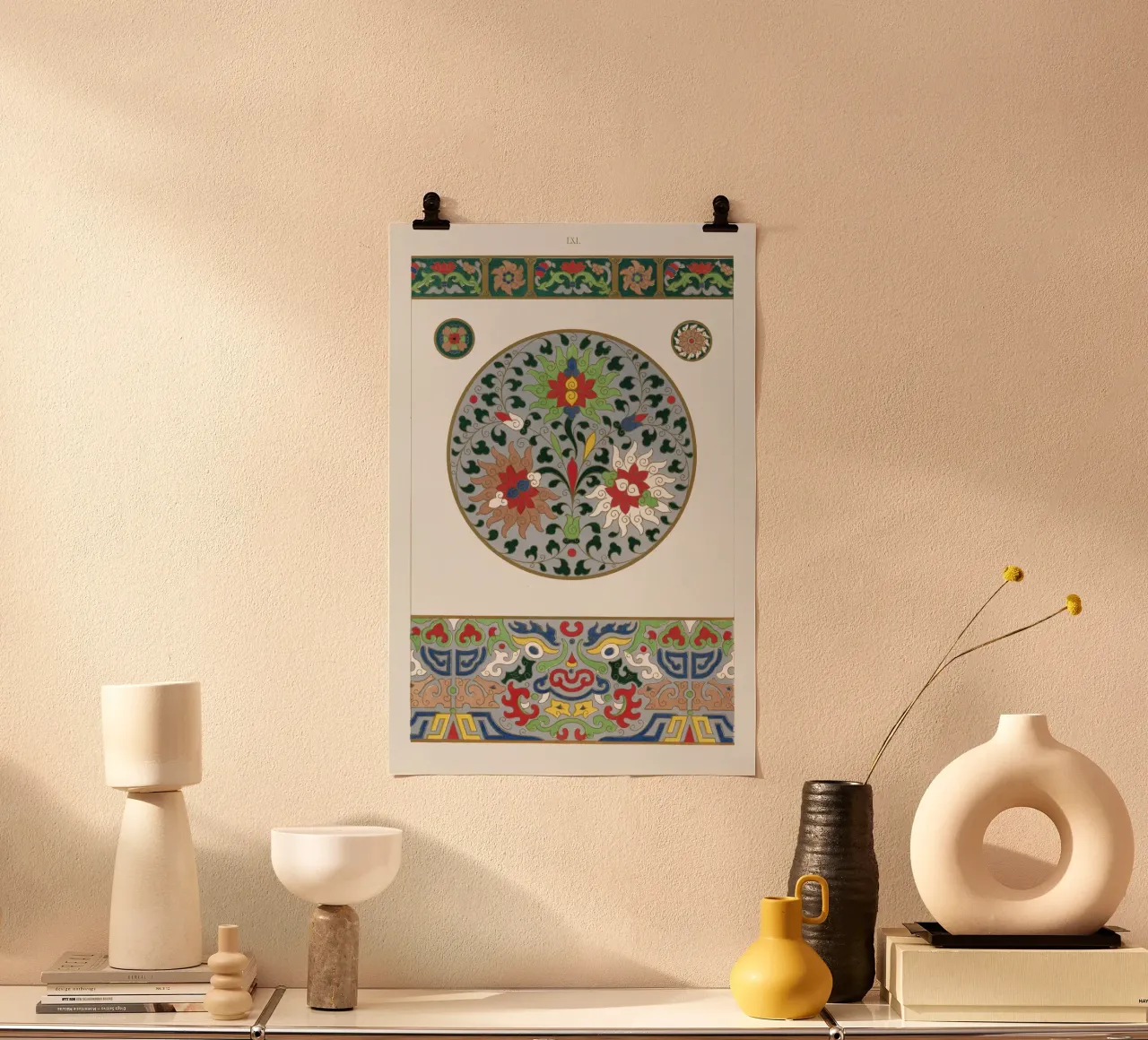 Stampa circolare cinese di ornamenti floreali e draghi poster con telaio in plastica da ClubArt