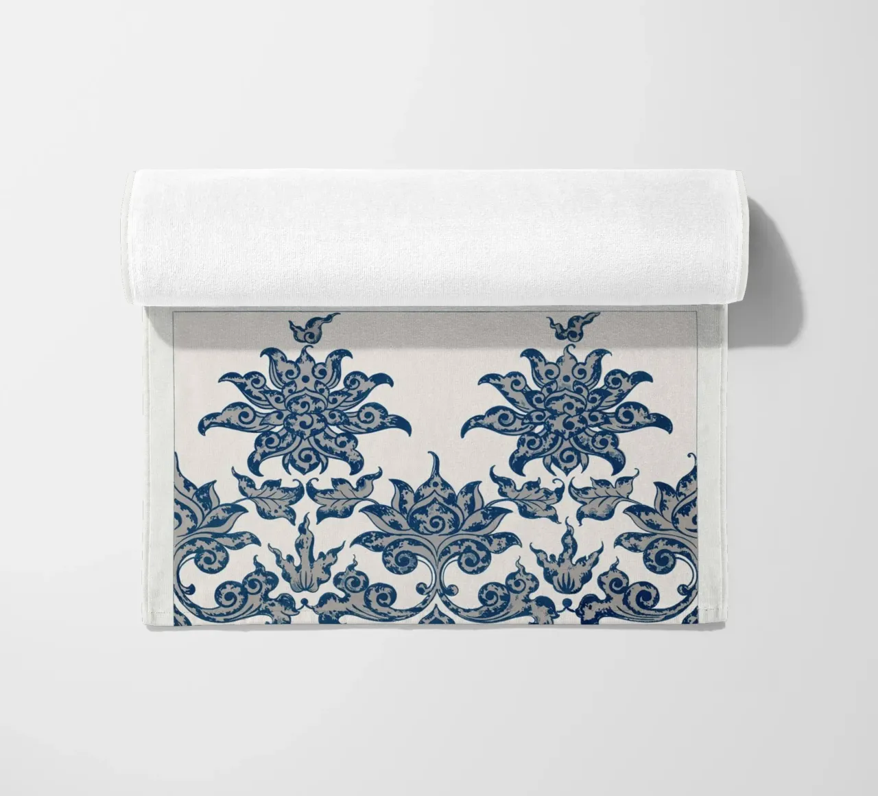 Chinesische Blumenmuster - Bohemian Wall Art Print Strandtuch von ClubArt