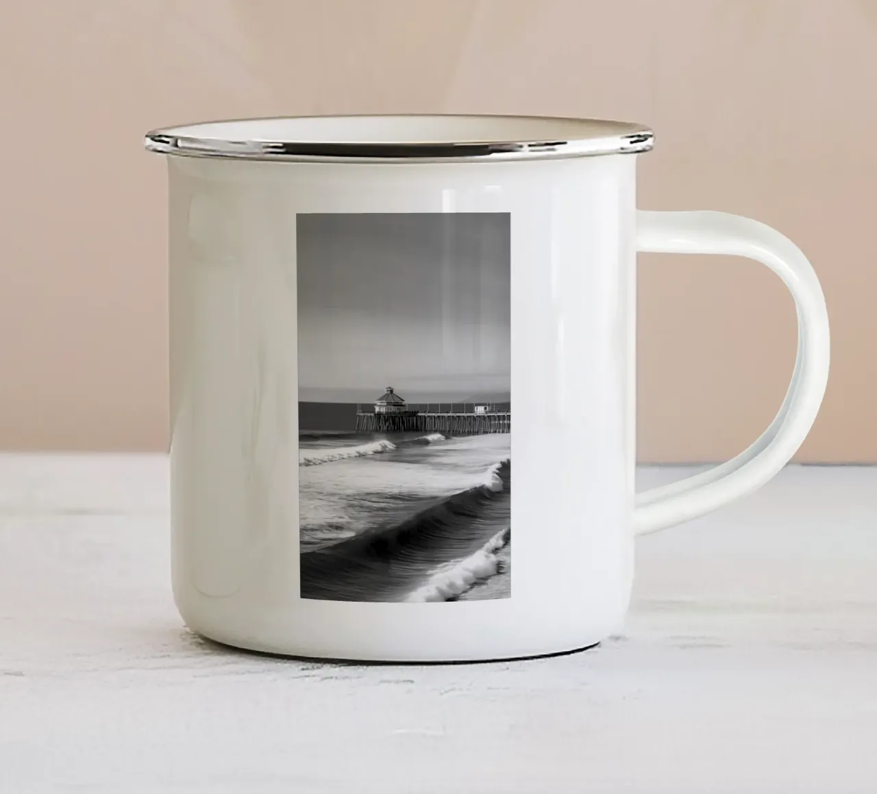 Molo e onde dell'oceano in bianco e nero tazza in smalto da Indigo Tides Art