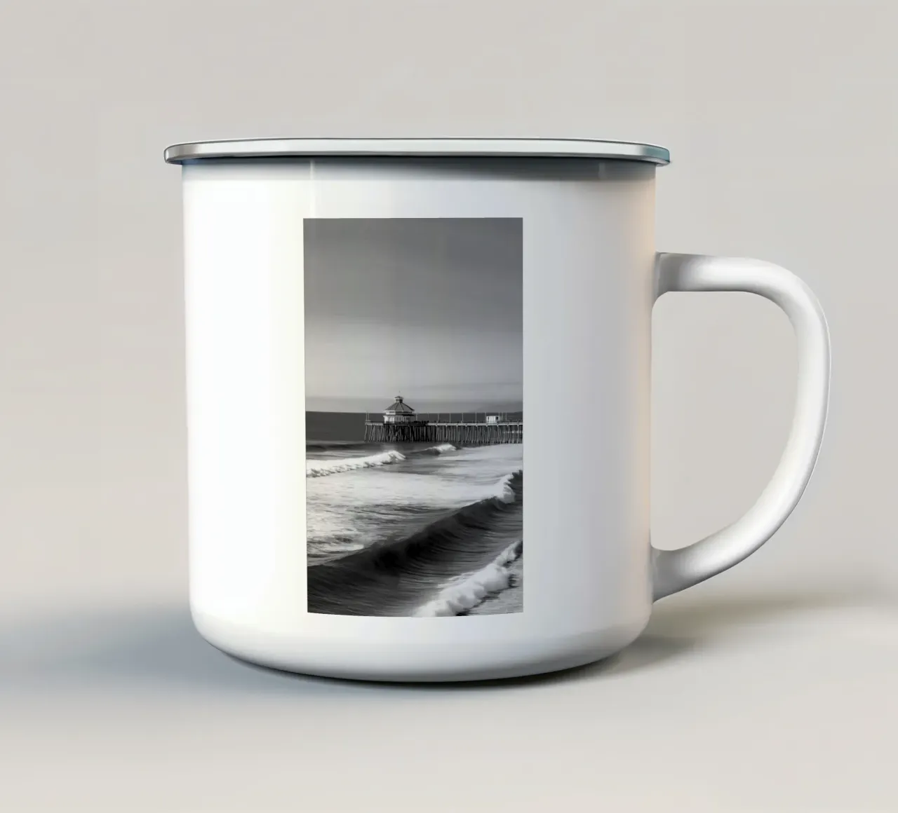 Molo e onde dell'oceano in bianco e nero tazza in smalto da Indigo Tides Art