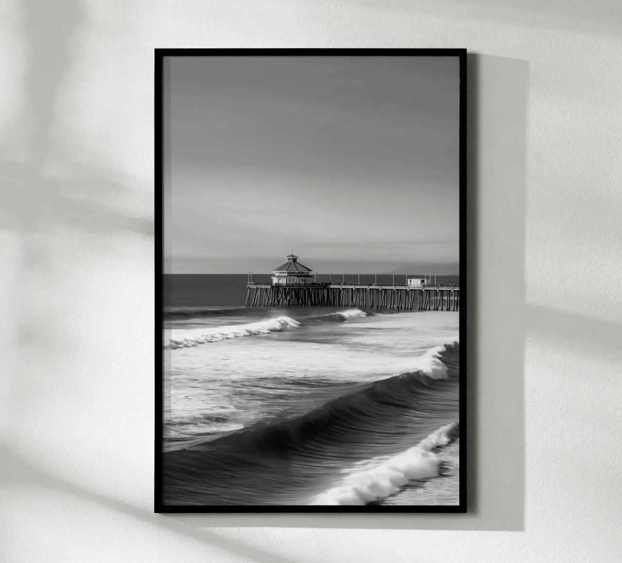 Molo e onde dell'oceano in bianco e nero poster con telaio in legno da Indigo Tides Art