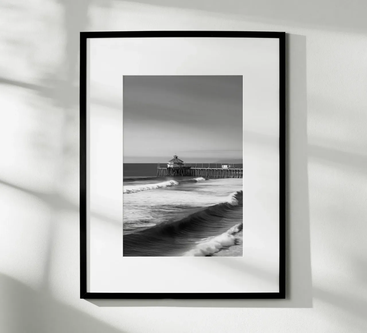 Molo e onde dell'oceano in bianco e nero poster con telaio in legno da Indigo Tides Art