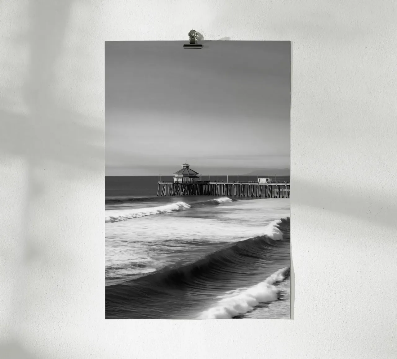 Molo e onde dell'oceano in bianco e nero poster con telaio in legno da Indigo Tides Art