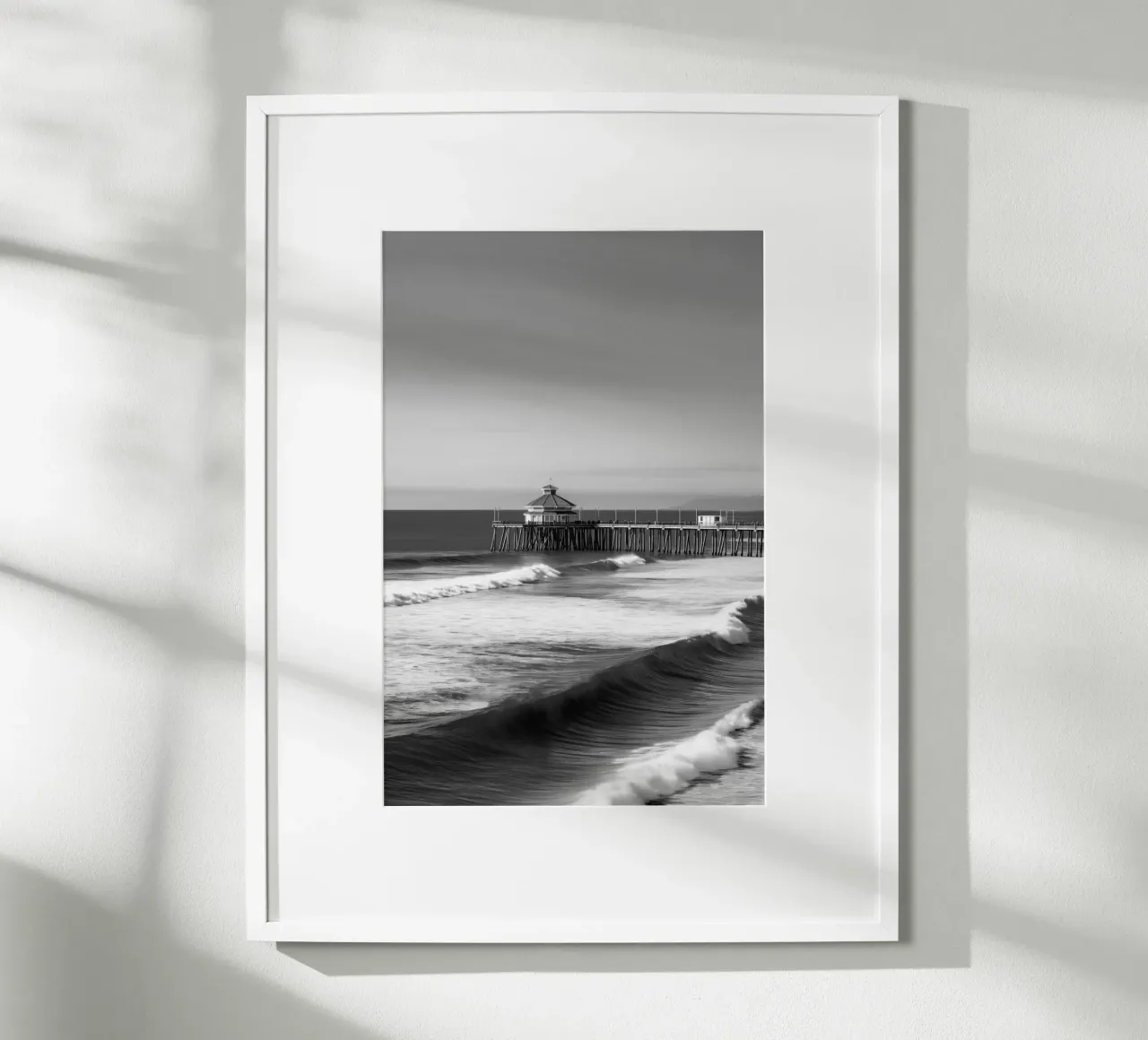 Molo e onde dell'oceano in bianco e nero poster con telaio in legno da Indigo Tides Art