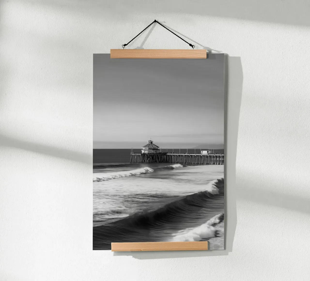 Molo e onde dell'oceano in bianco e nero poster con telaio in legno da Indigo Tides Art