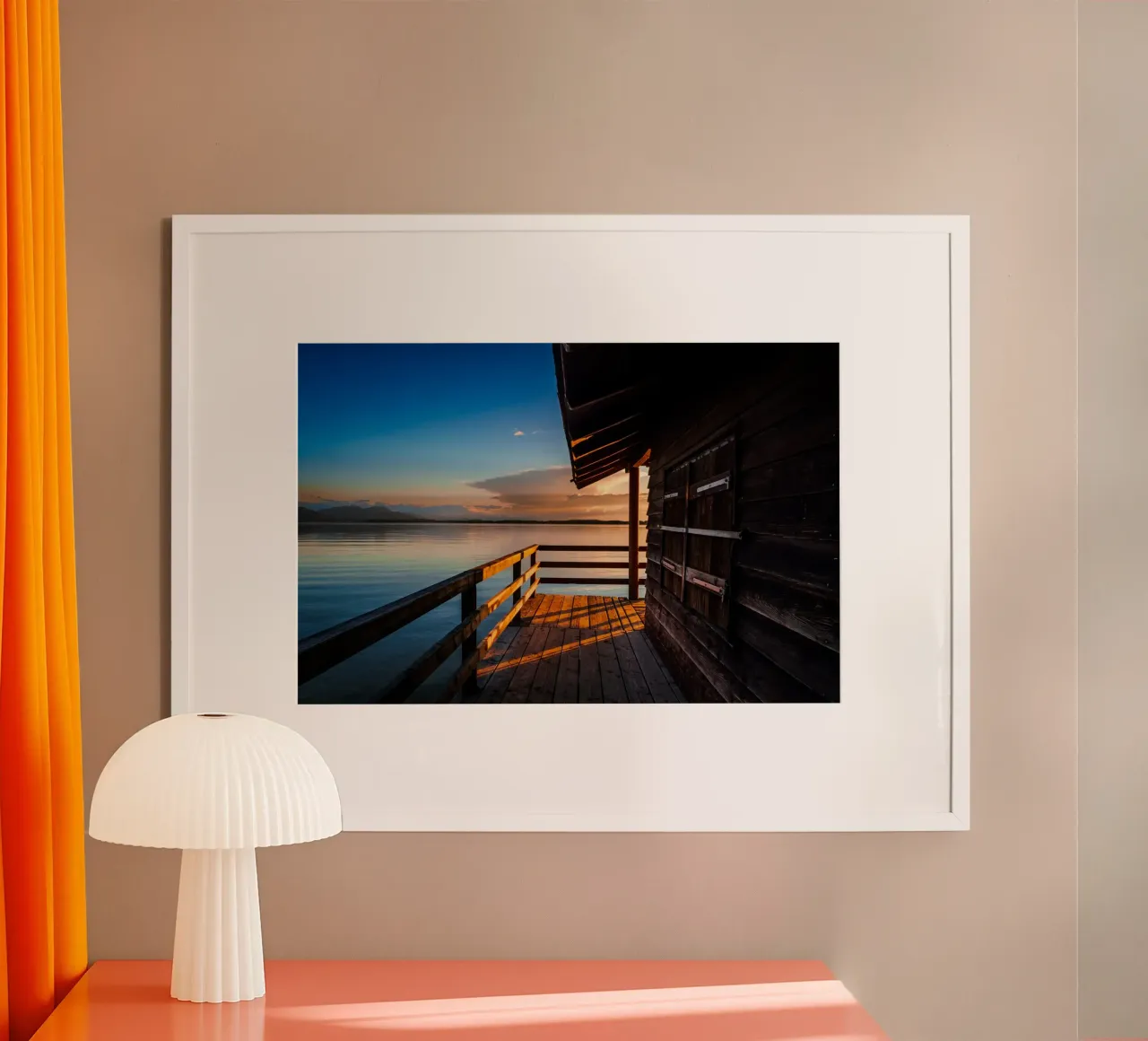 Tramonto alla casa galleggiante del Chiemsee in Baviera poster con telaio in alluminio da 5ecken
