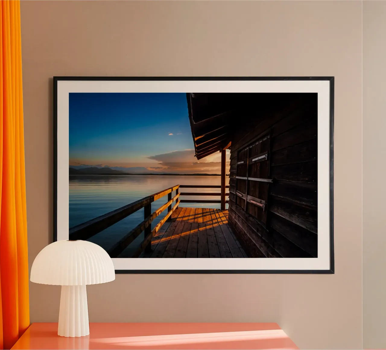Tramonto alla casa galleggiante del Chiemsee in Baviera poster con telaio in alluminio da 5ecken