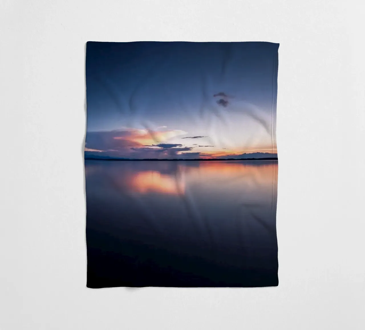 Atmosfera serale sul lago Chiemsee in Baviera coperta in pile da 5ecken