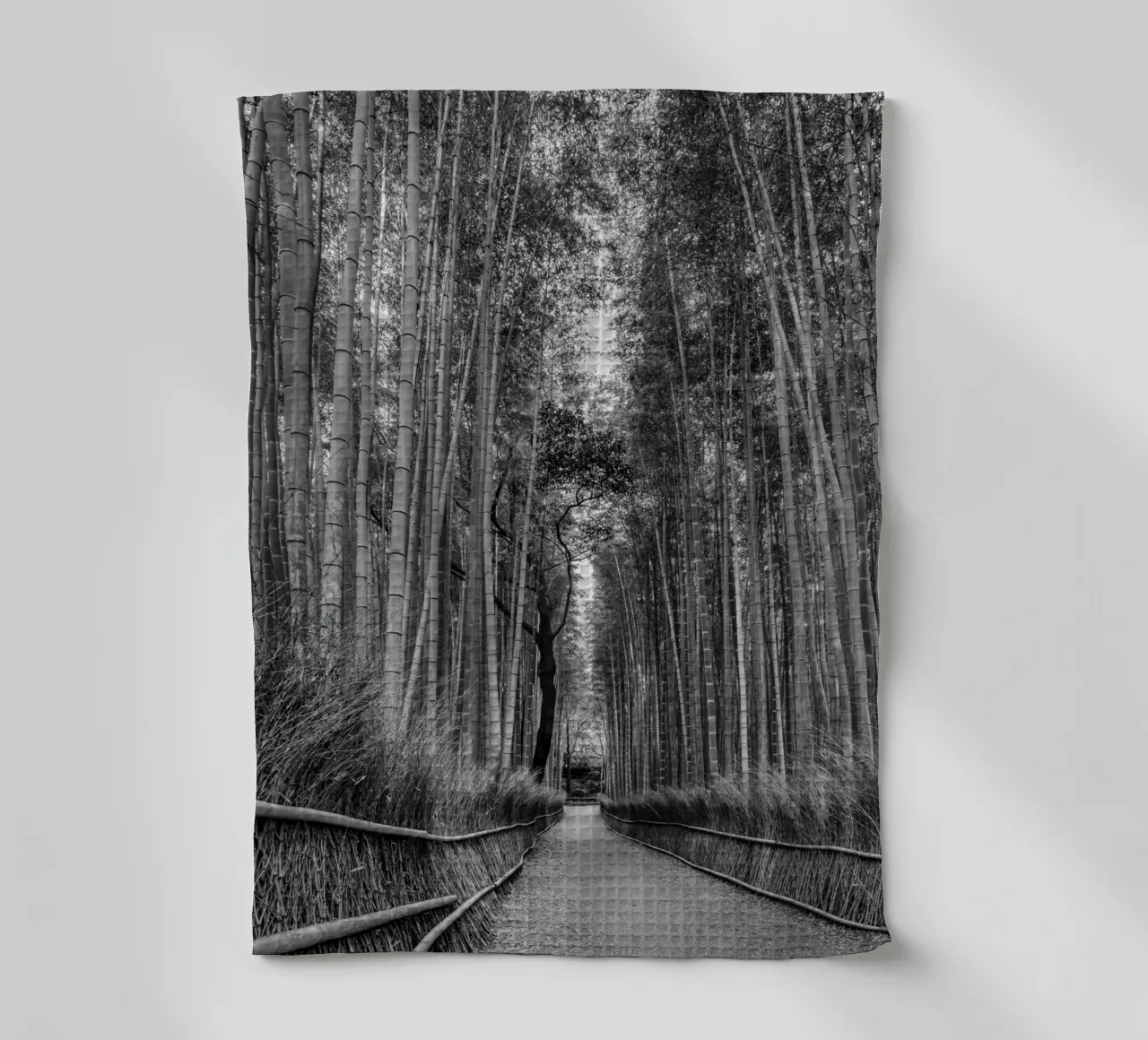 L'imponente foresta di bambù di Arashiyama in monocromia canovaccio da cucina da Melanie Viola