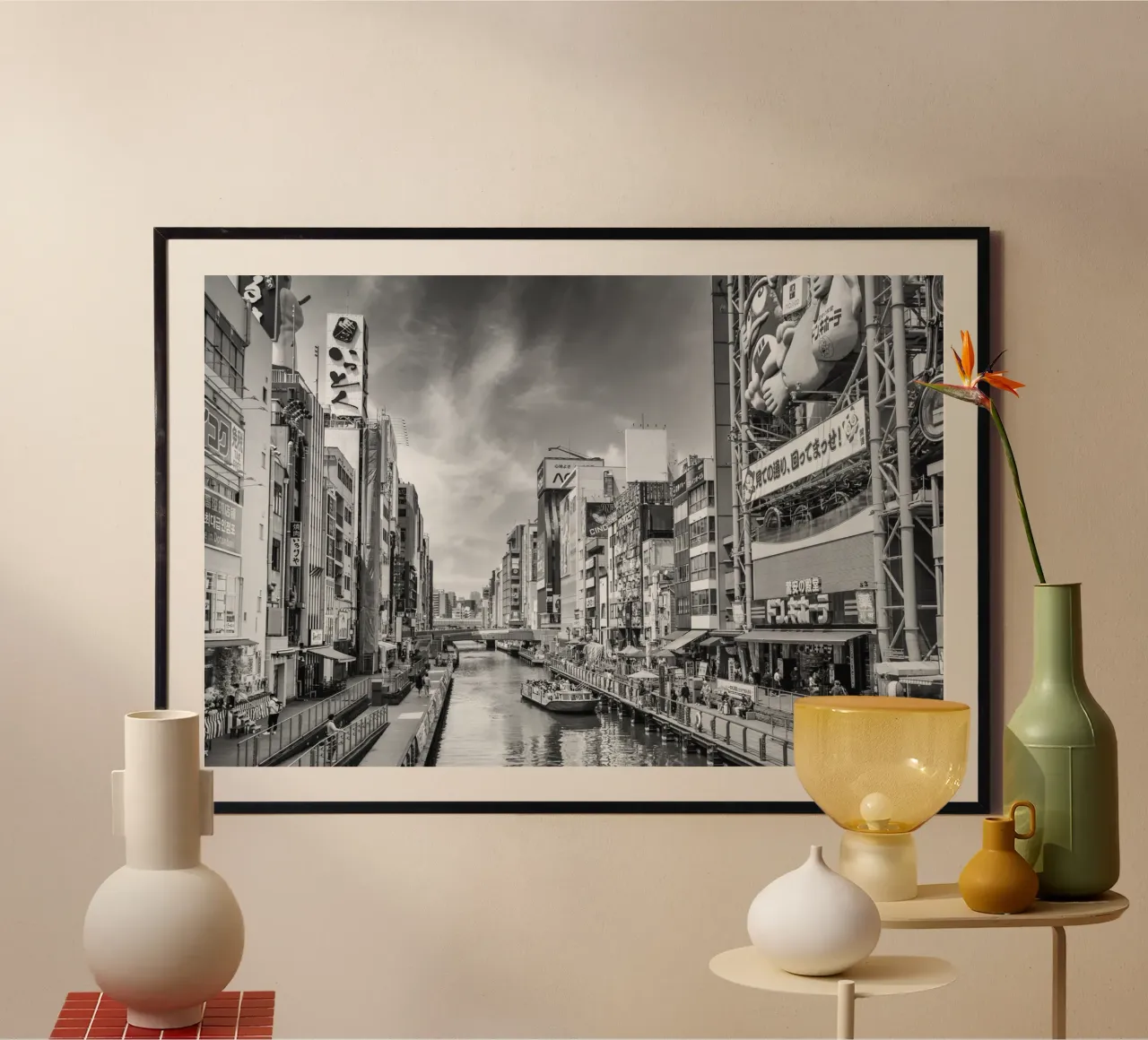 Dotonbori, centro di Osaka | monocromatico poster da Melanie Viola
