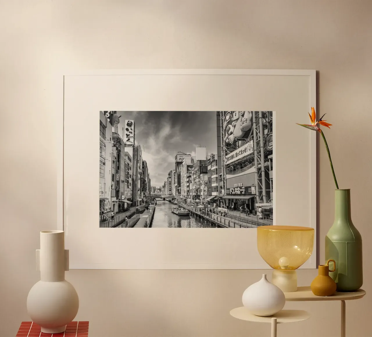 Dotonbori, centro di Osaka | monocromatico poster da Melanie Viola