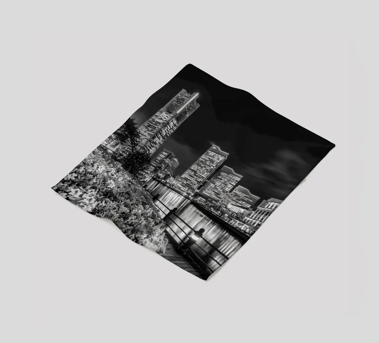 Idilliaco skyline di Yokohama di notte | monocromatico coperta in pile da Melanie Viola