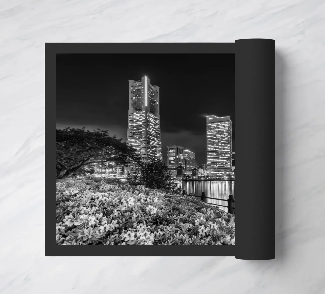 Idilliaco skyline di Yokohama di notte | monocromatico zerbino da Melanie Viola