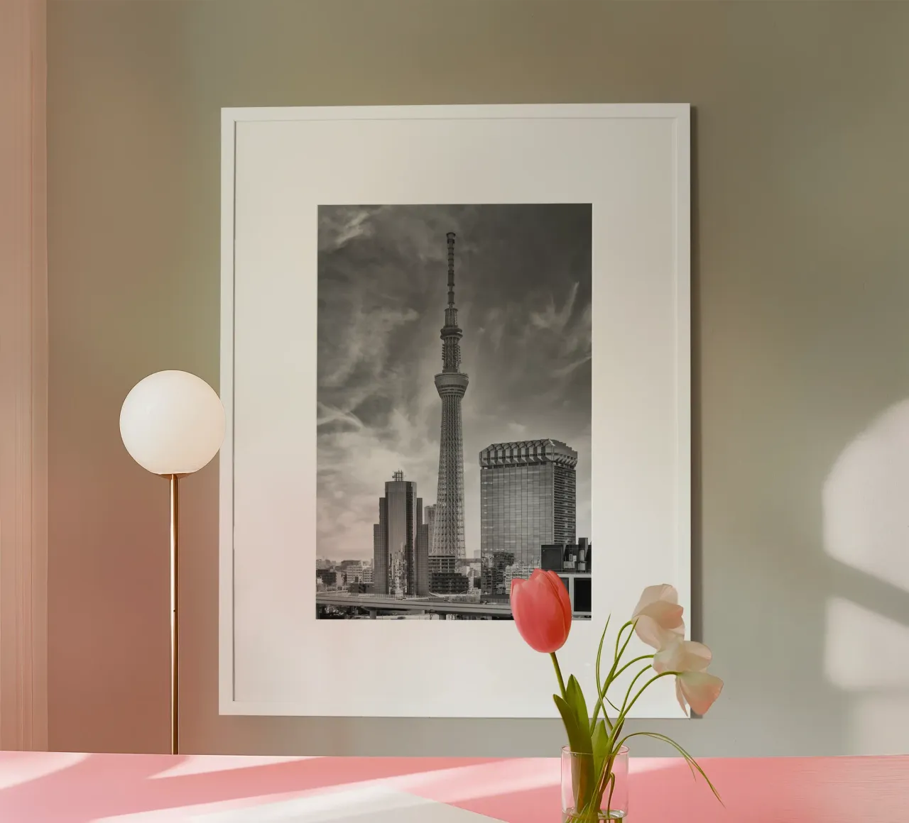 Markanter Tokyo Skytree am Sumida River | monochrom poster con telaio in plastica da Melanie Viola