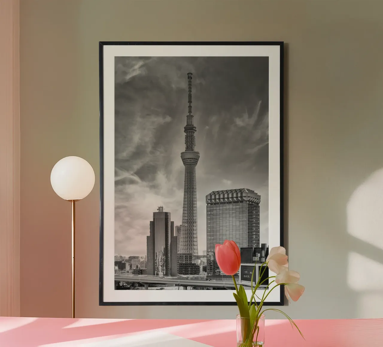 Markanter Tokyo Skytree am Sumida River | monochrom poster con telaio in plastica da Melanie Viola