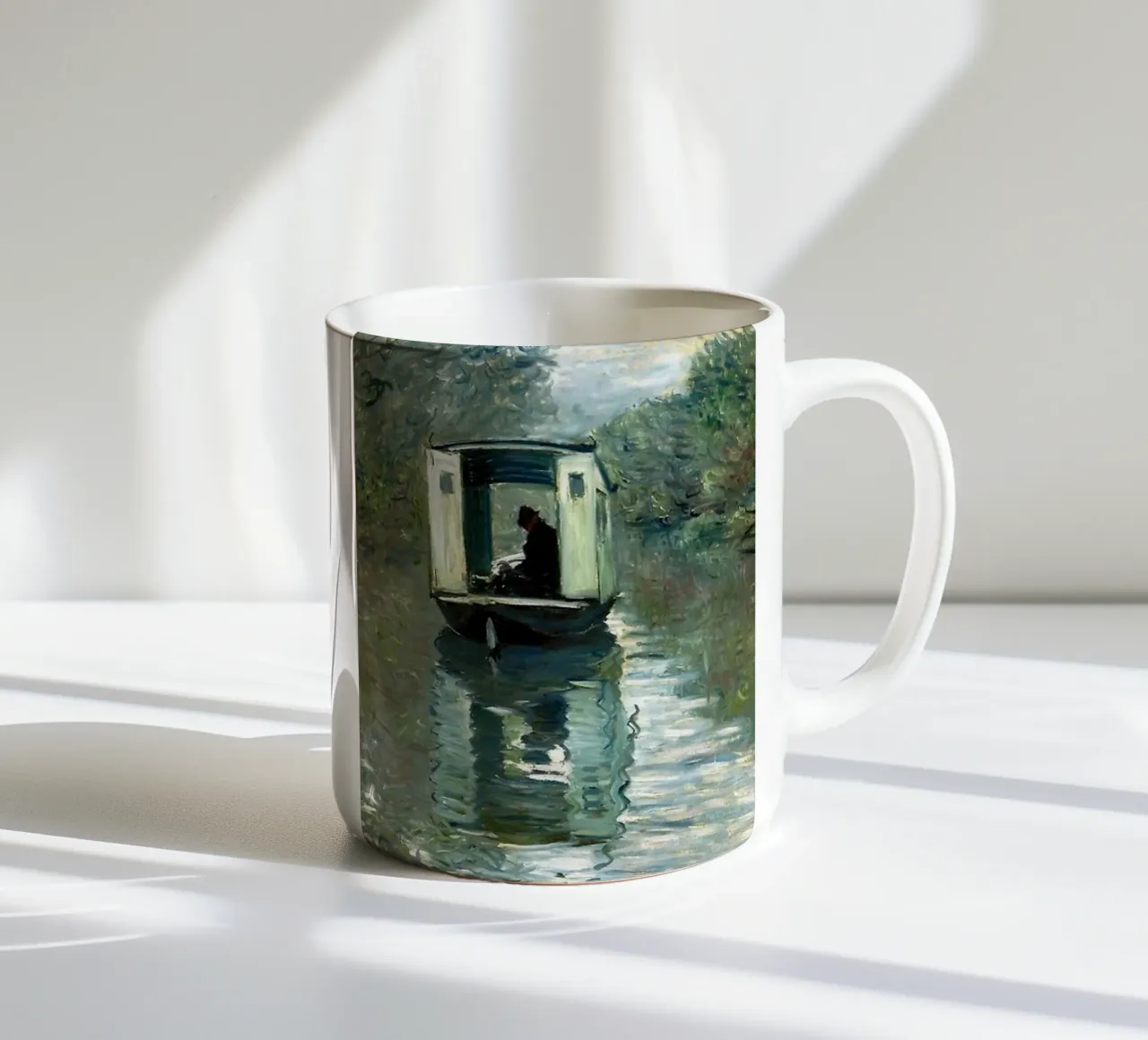 man besteigt ein boot in der heiterkeit von claude monet Keramik Tasse von belong shop