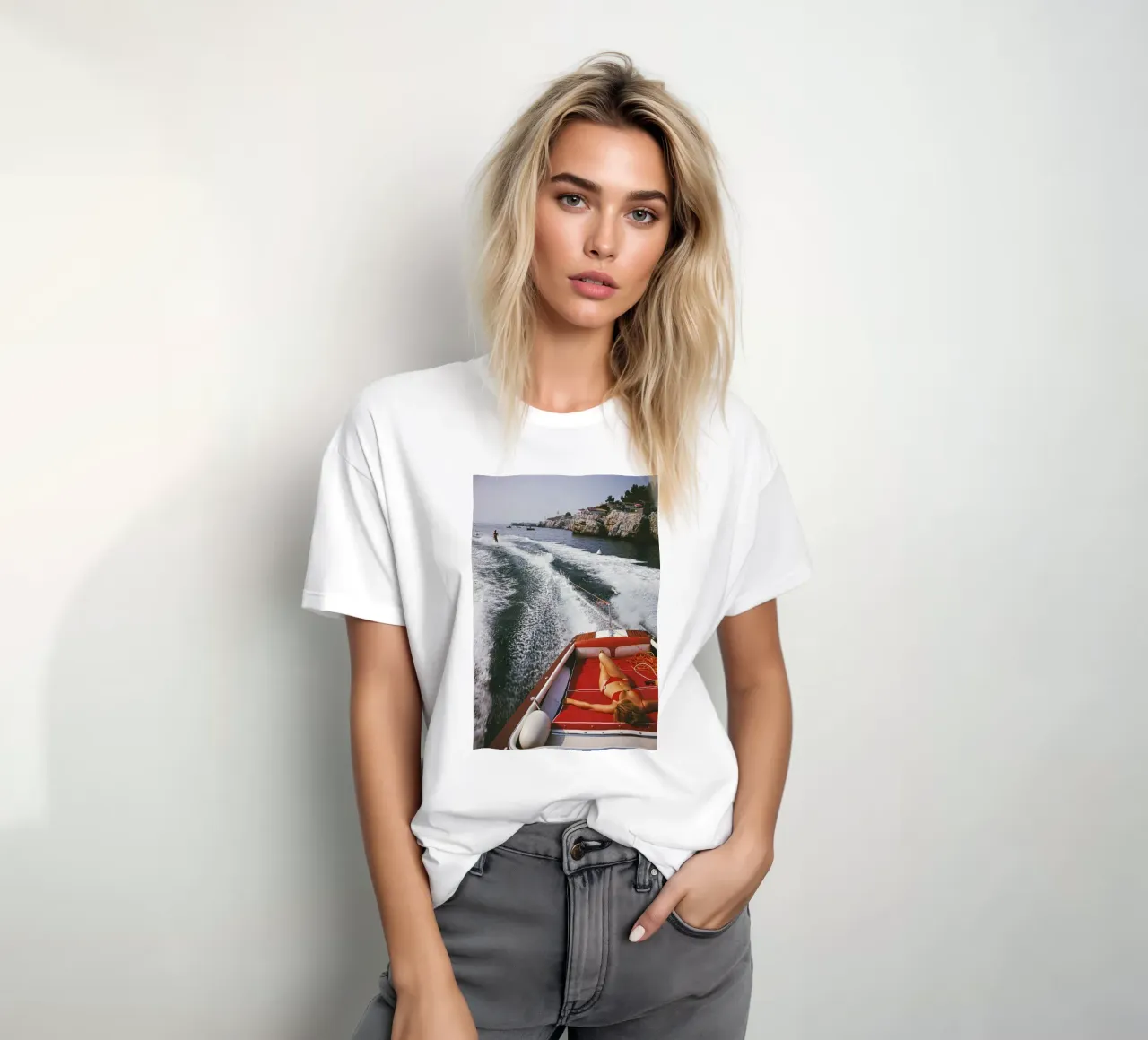 Vrouw slaapt op de boot - Slim Aarons t-shirt van Chrisvintage