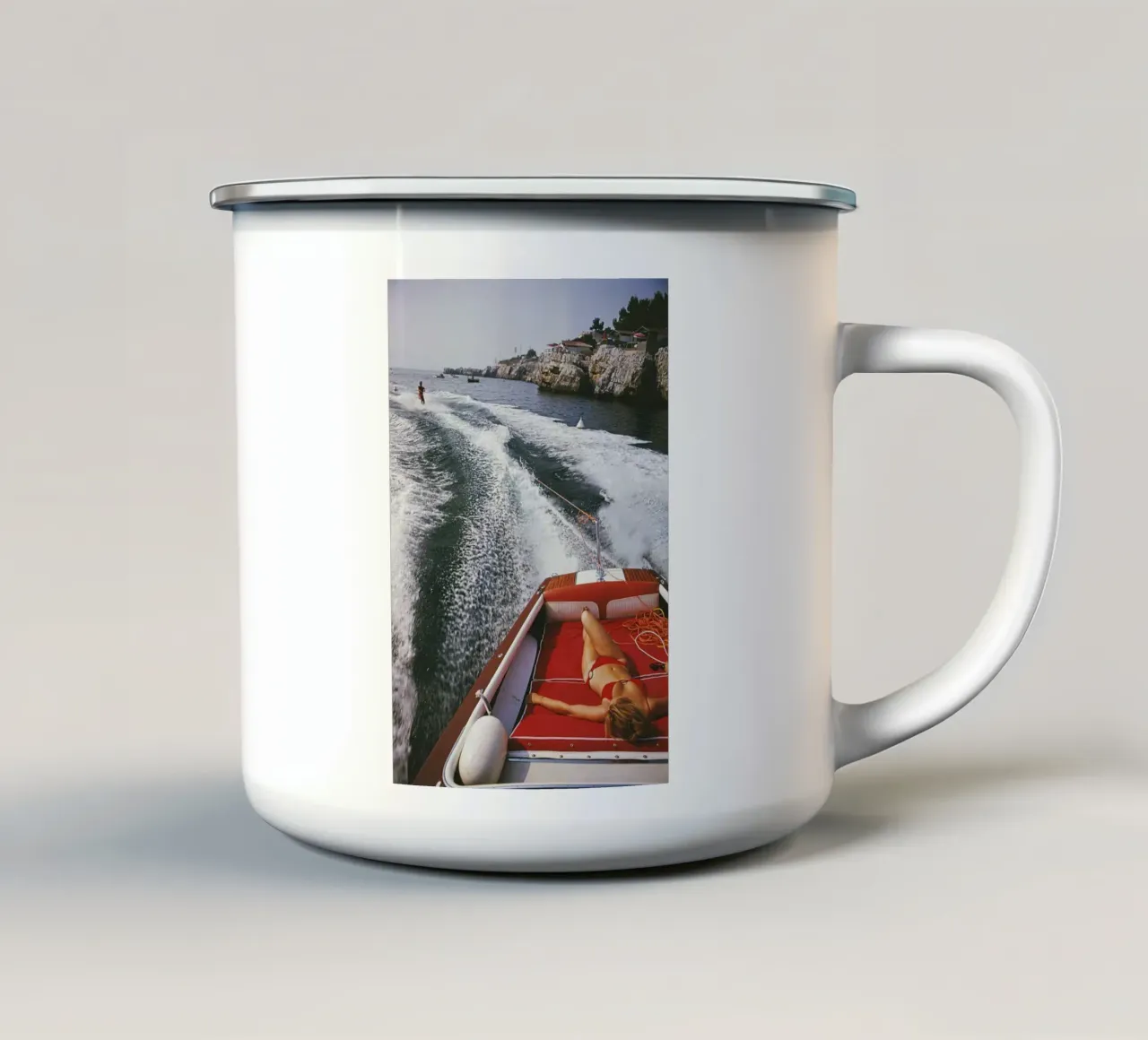 Vrouw slaapt op de boot - Slim Aarons emaille mok van Chrisvintage