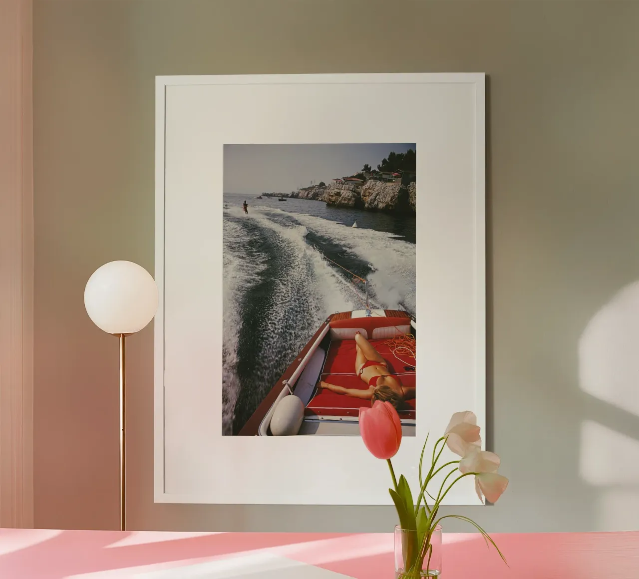 Vrouw slaapt op de boot - Slim Aarons hahnemühle van Chrisvintage
