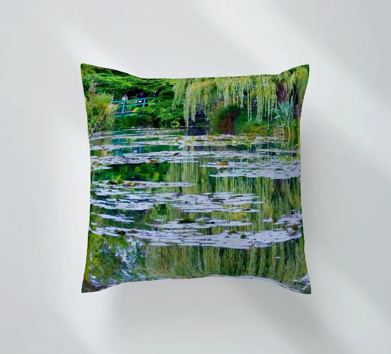 ninfee in una palude chiara claude monet cuscino da belong shop