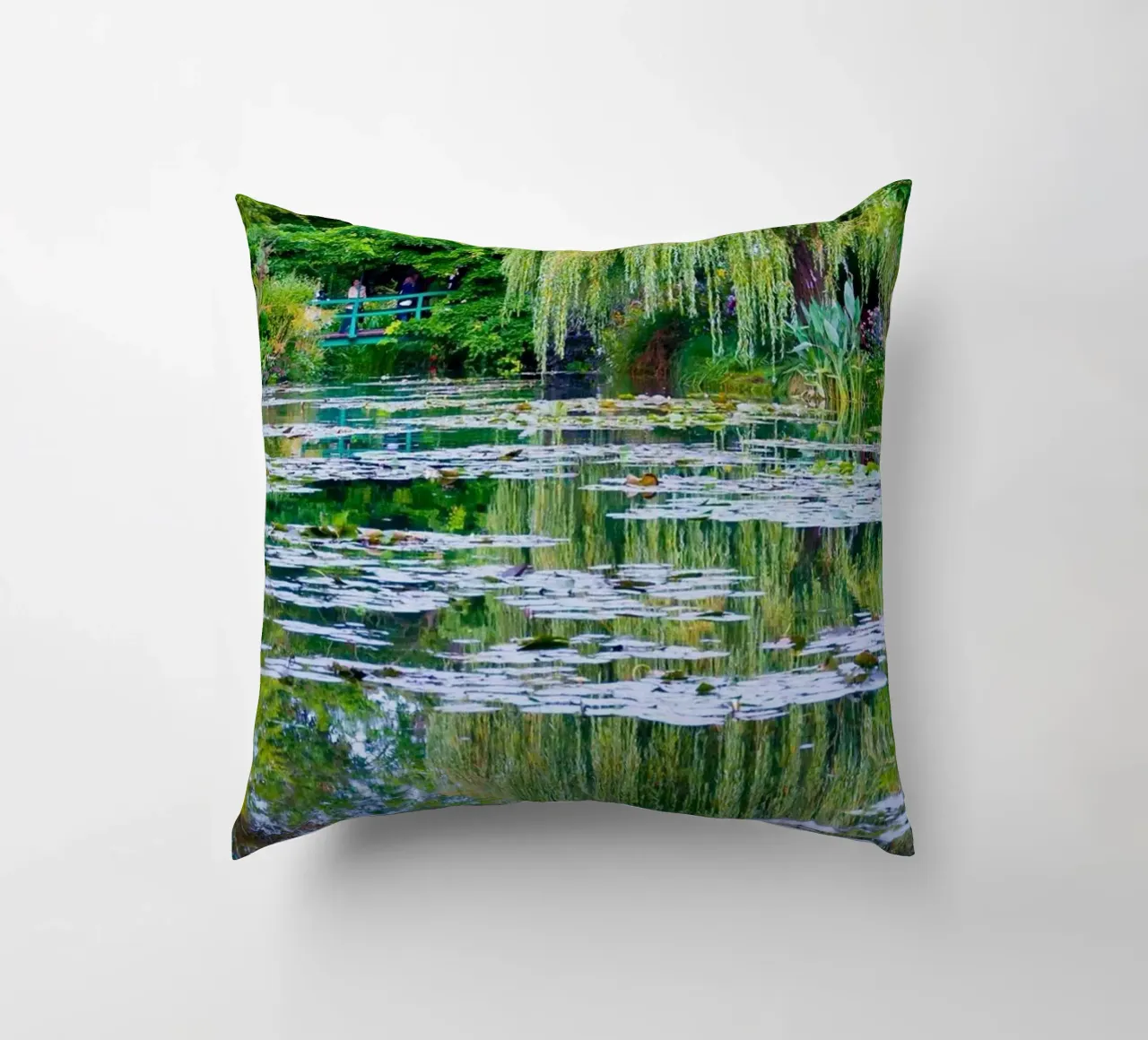 ninfee in una palude chiara claude monet cuscino da belong shop