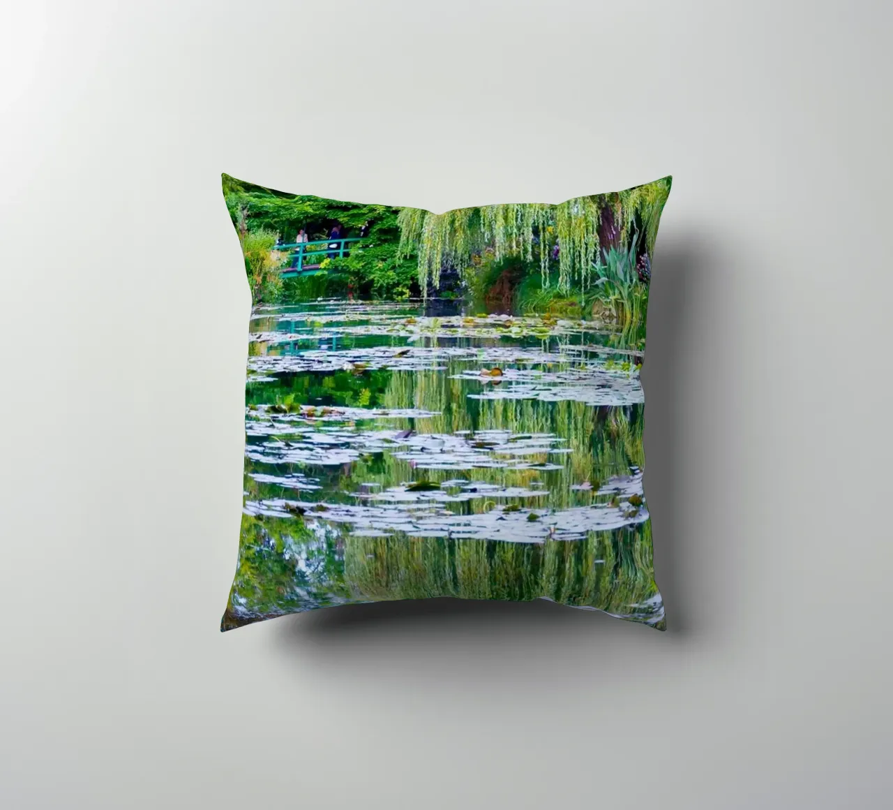 ninfee in una palude chiara claude monet cuscino da belong shop
