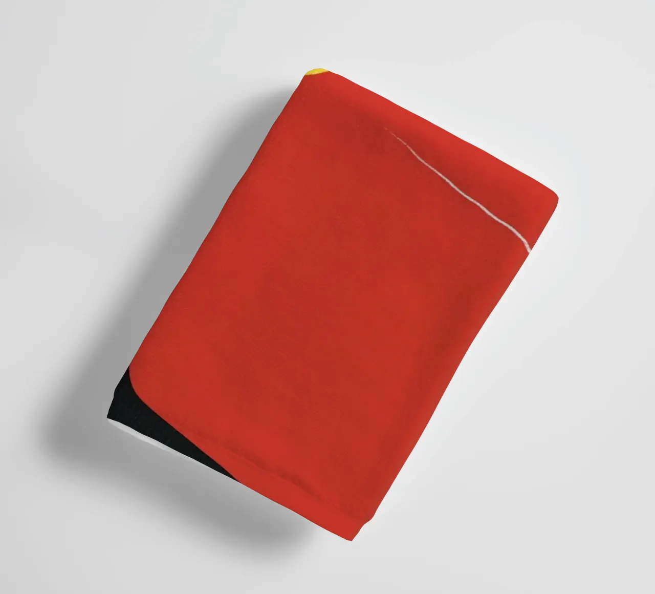 Primo piano di un fiore rosso asciugamano da bagno da Little Dean