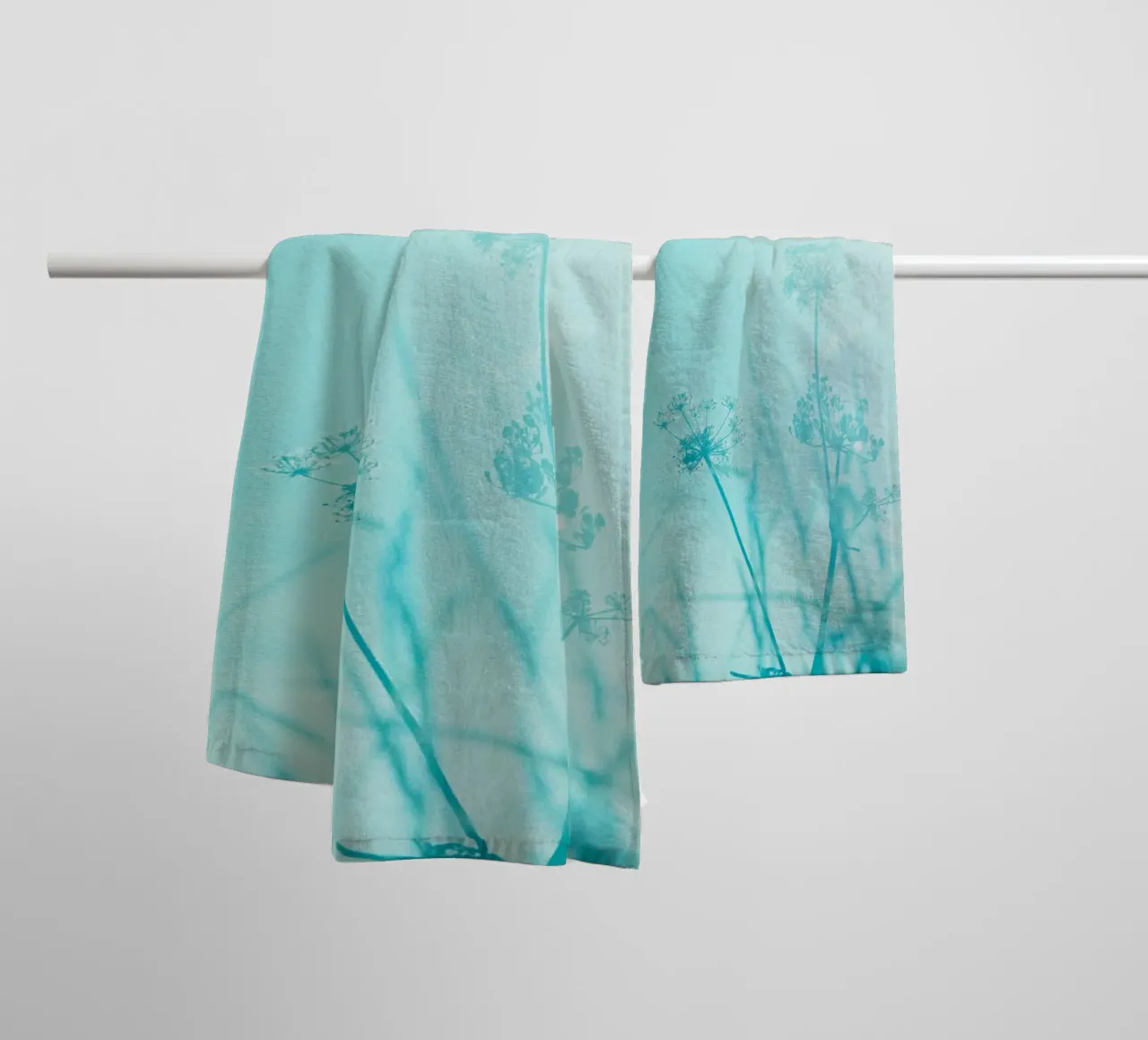 fiori selvatici cielo asciugamano da bagno da Bleu
