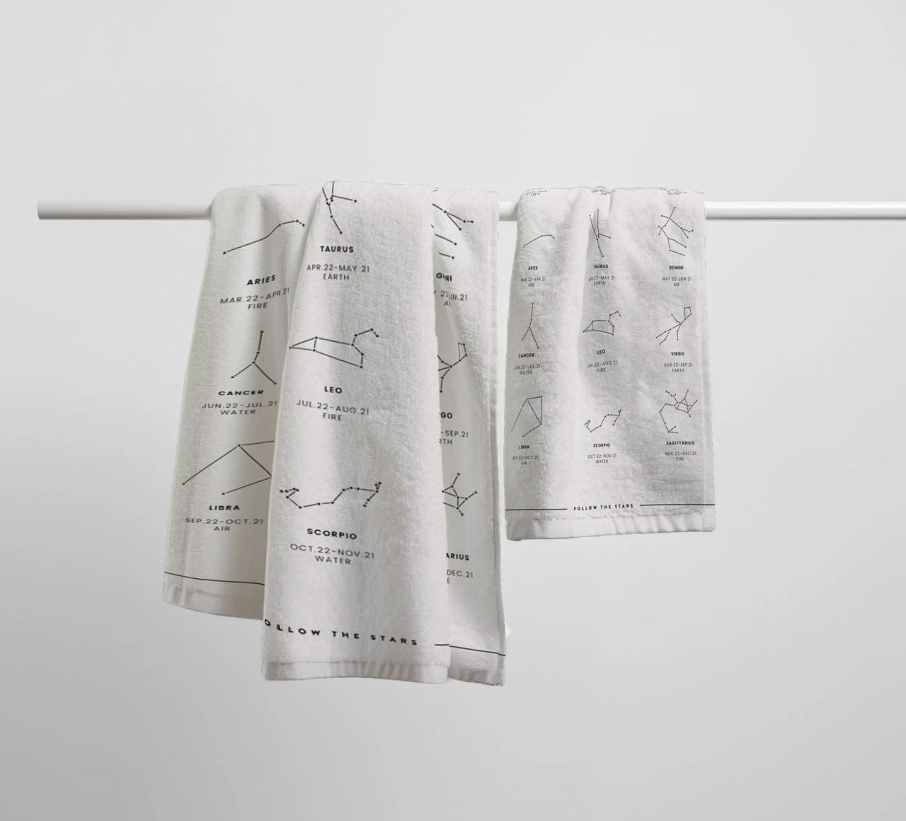 Zodiac Chart 2 asciugamano da bagno da daylight design studio