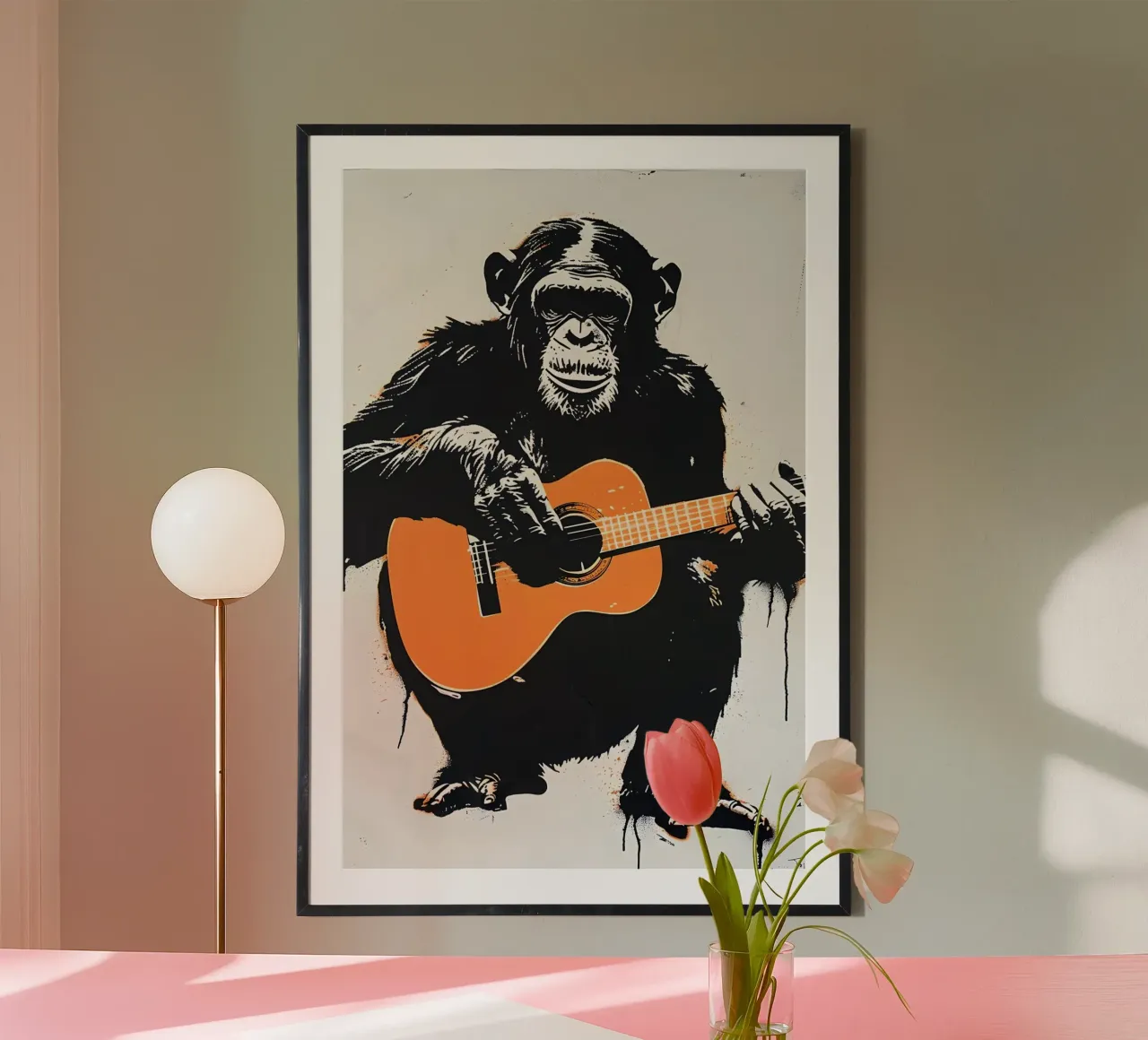Schimpanse mit Gitarre poster con telaio in legno da WILD ART