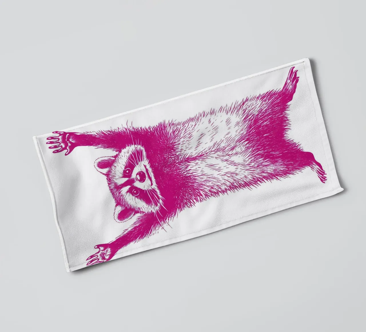 Waschbär mit erhobenen Händen towel by WILD ART