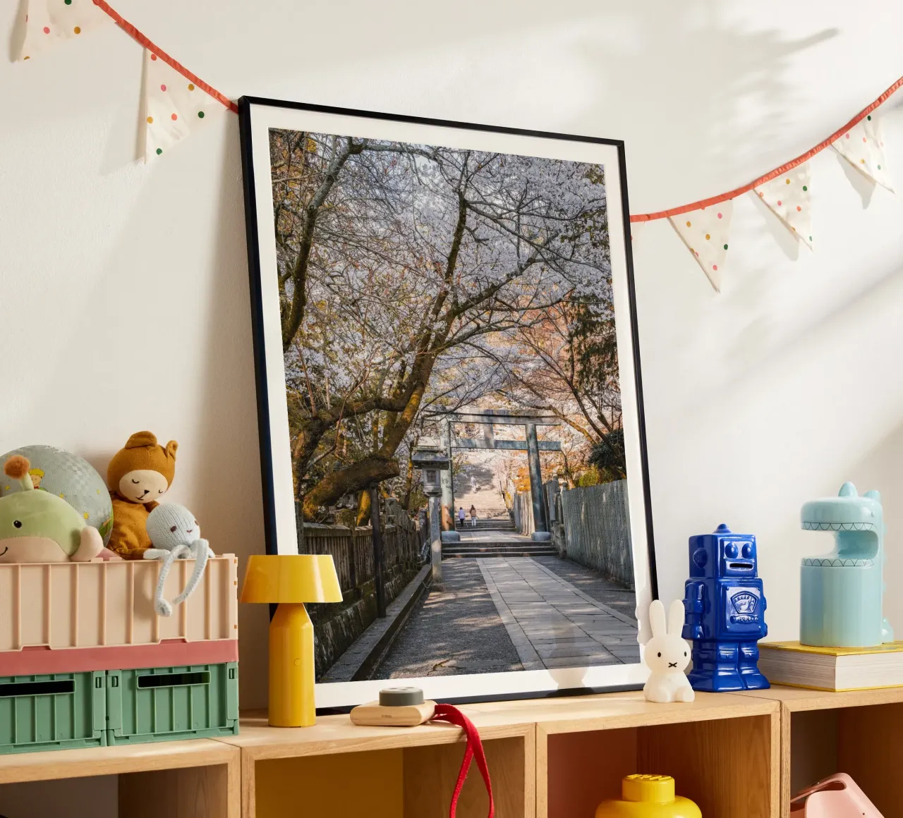 Fiori di ciliegio al santuario di Kotohira, Giappone poster con telaio in legno da Marcel Bisig