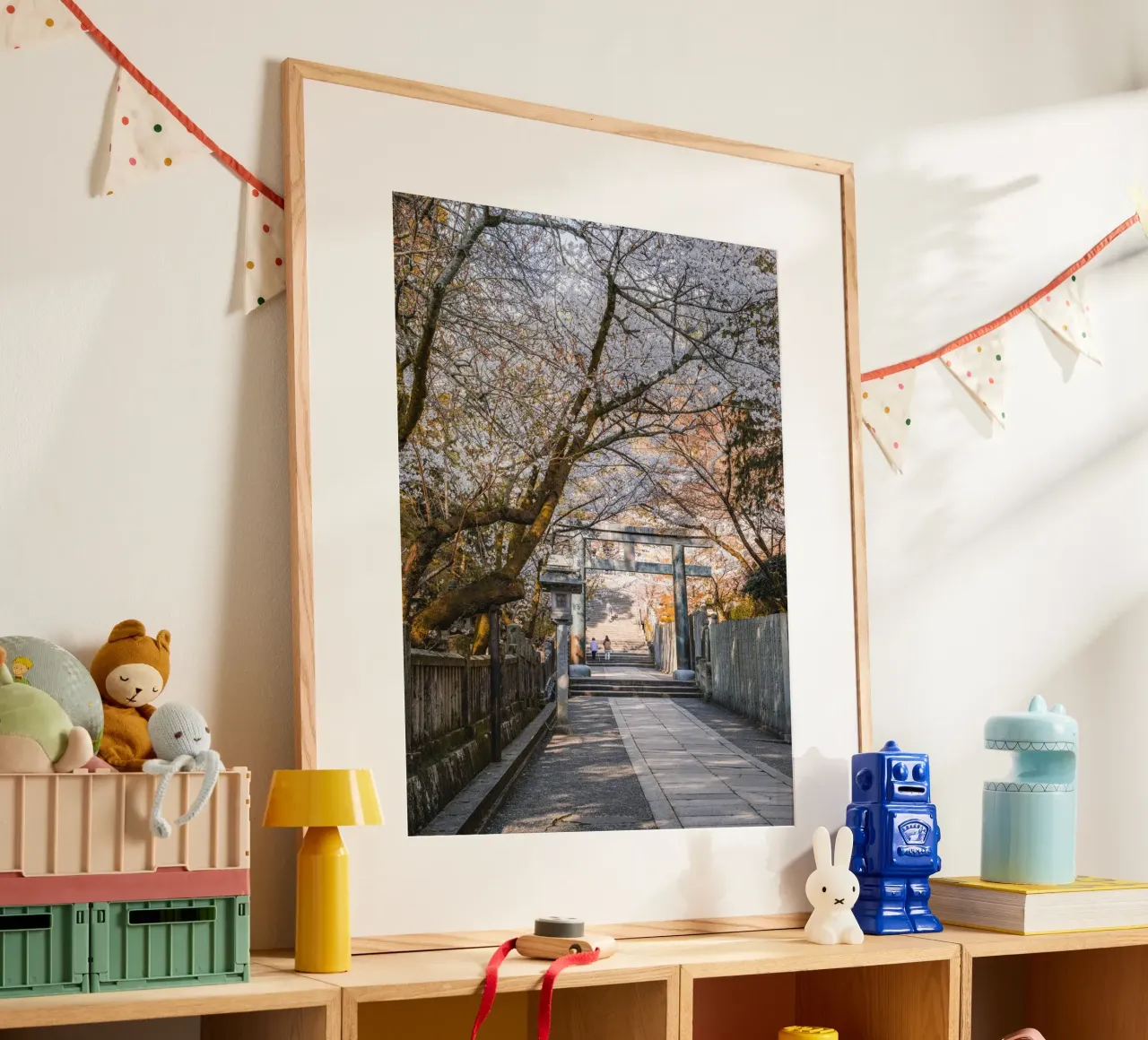 Fiori di ciliegio al santuario di Kotohira, Giappone poster con telaio in legno da Marcel Bisig