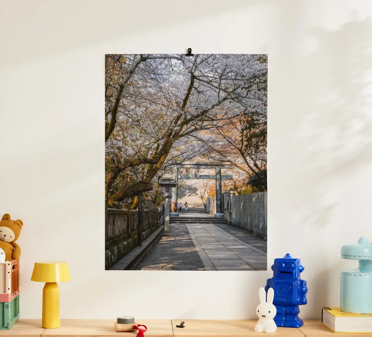 Fiori di ciliegio al santuario di Kotohira, Giappone poster con telaio in legno da Marcel Bisig