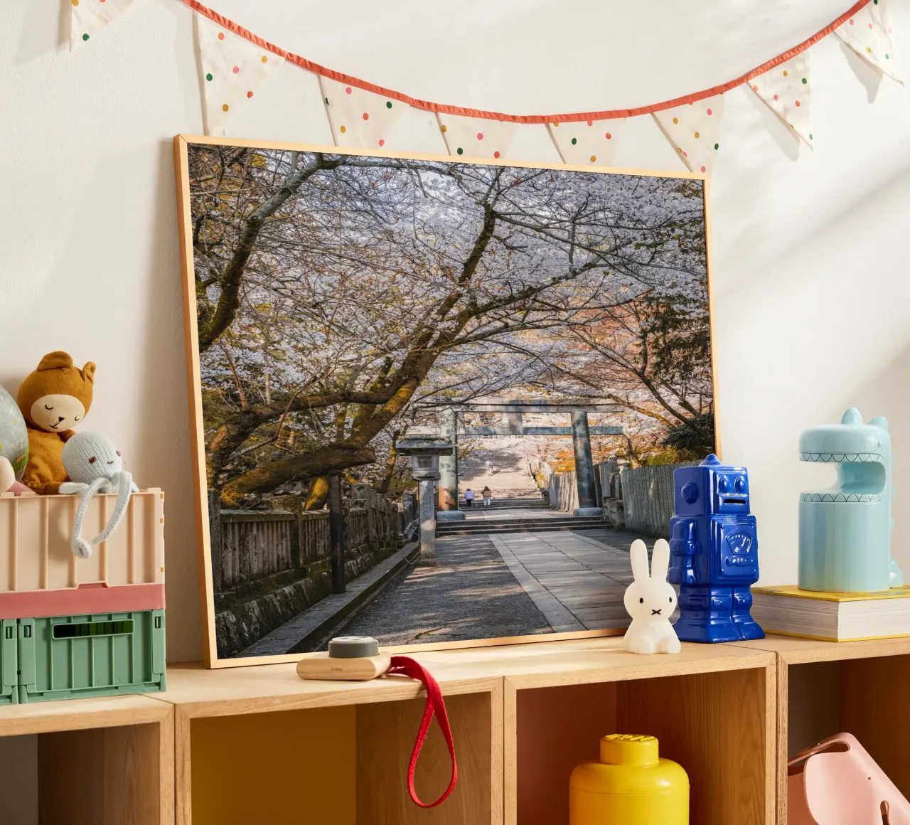 Fiori di ciliegio al santuario di Kotohira, Giappone poster con telaio in legno da Marcel Bisig