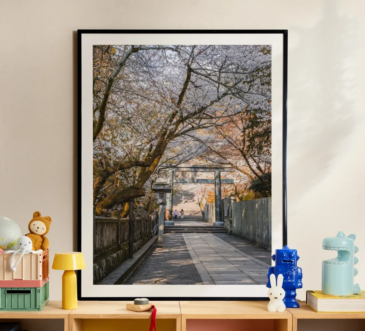 Fiori di ciliegio al santuario di Kotohira, Giappone poster con telaio in legno da Marcel Bisig