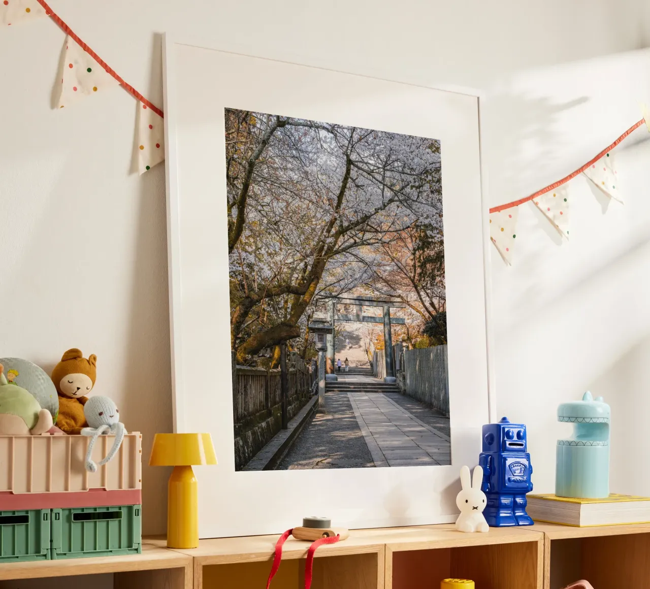 Fiori di ciliegio al santuario di Kotohira, Giappone poster con telaio in legno da Marcel Bisig